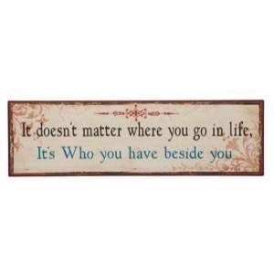 Metal skilt 51x15cm It Doesn't Matter Where You Go In Life - It's Who You Have Beside You - Se flere Metal skilte